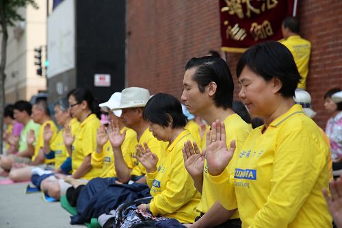 法轮功学员在芝加哥中领馆前发正念