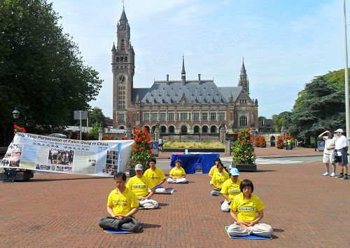 法轮功学员在海牙国际法庭门前广场炼功