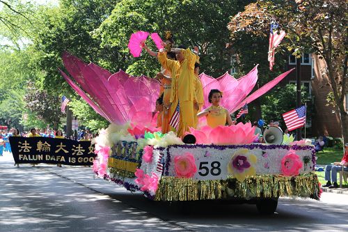 图2：由巨大的粉色莲花打造的法轮功功法演示花车。