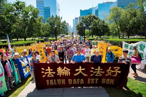 图：1-2：二零一四年八月二十四日，继加拿大法会后的第二天，一千多名法轮功学员和支持者在多伦多的省政府广