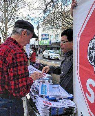 图1：Campsie民众主动签名反迫害，并询问法轮功学员：我能为你们做什么？