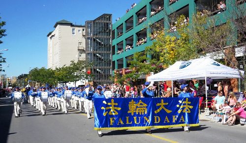 图1-2：由法轮功学员组成的多伦多天国乐团参加第六十三届尼亚加拉葡萄酒节游行。