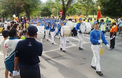 法轮功团体参加国际和平日“和平之旅”游行，队伍从太平湖和平广场浩荡出发