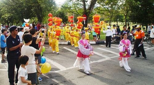 法轮功团体参加国际和平日“和平之旅”游行，队伍从太平湖和平广场浩荡出发