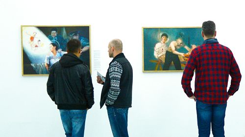 图2：展出的作品揭露中共对法轮功学员的酷刑折磨，让很多观众深受触动。