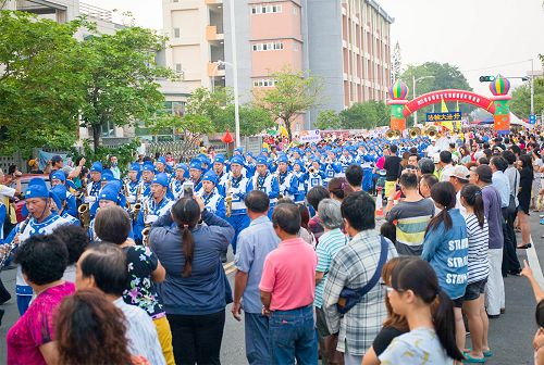 图2：为了净化人心，主办单位特别邀请法轮大法天国乐团引领彩妆游行队伍，同时在舞台上演奏，主办单位表示对净化人心很有帮助