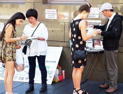 图1-9：悉尼市民在中国城签名“制止中共活摘法轮功学员器官”
