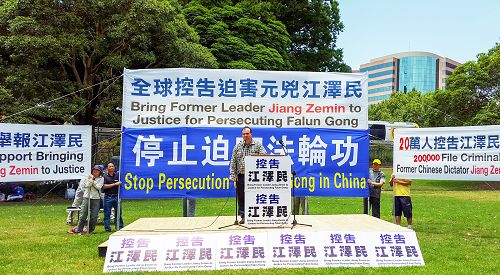 图2：市议员、律师詹姆斯·肖（James Shaw，Parramatta City Council Councillor）在集会上发言