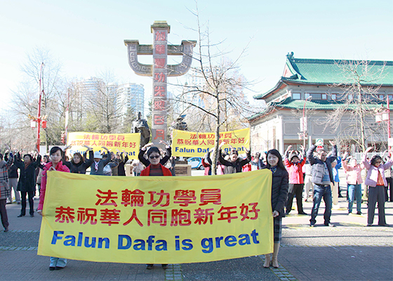 在温哥华中国城给华人拜年送祝福