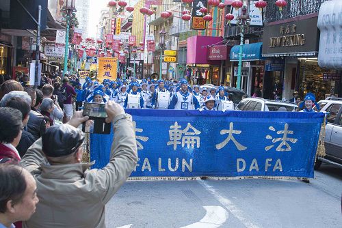 中国城华人观众观看游行