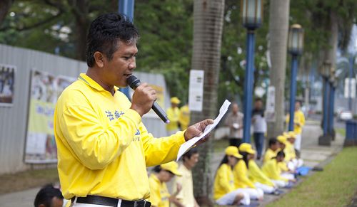 印尼法轮大法佛学会负责人Gatot Machali在集会上发言