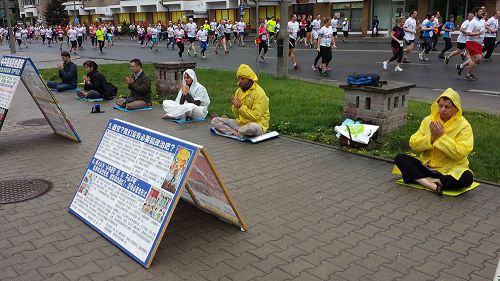 二零一五年四月二十六日，波兰法轮功学员中使馆门前静坐，纪念四•二五