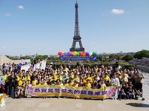 图1：法国法轮功学员合影恭祝师尊生日快乐