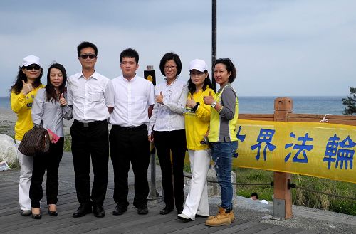 图5：仕鸿建设公司副总、业务经理以及多位专员都赶来祝贺世界法轮大法日。