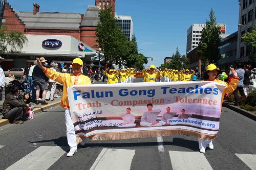 法轮功学员参加庆祝维多利亚日游行受到市民热烈欢迎