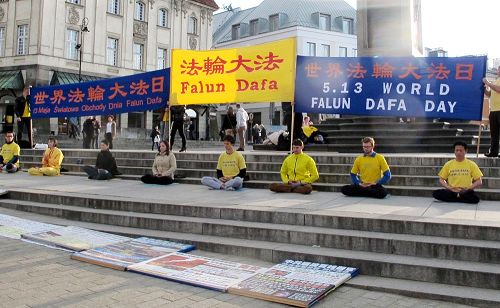 波兰学员在老城广场集体炼功向民众展示法轮功功法