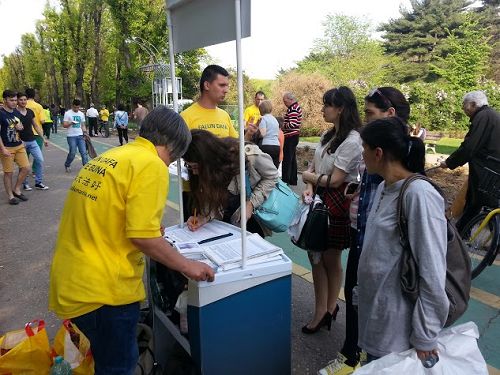 罗马尼亚法轮功学员在布加勒斯特市中心的Cismigiu公园的入口处举行了一场反迫害讲真相活动