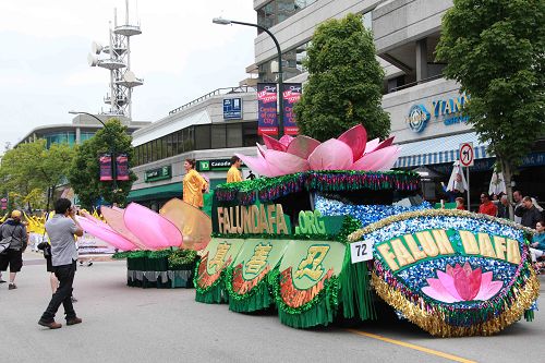 “真善忍”花车展现美好祥和，受到市民欢迎。