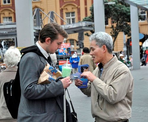 法轮功学员向路人介绍功法