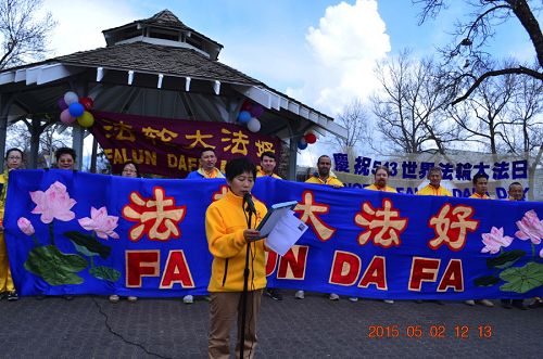 世界法轮大法日埃德蒙顿法轮功学员举行庆祝活动，图为学员宣读市政府褒奖