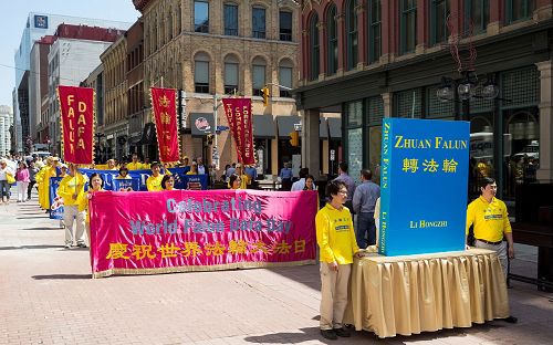 庆祝五一三，法轮功学员在渥太华的主要路口举行游行