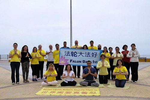 学员们集体合影，庆祝世界法轮大法日