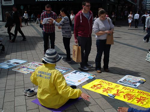 北爱尔兰法轮功学员在贝尔法斯特市中心阿瑟广场（Arthur Square）举行征签反迫害活动