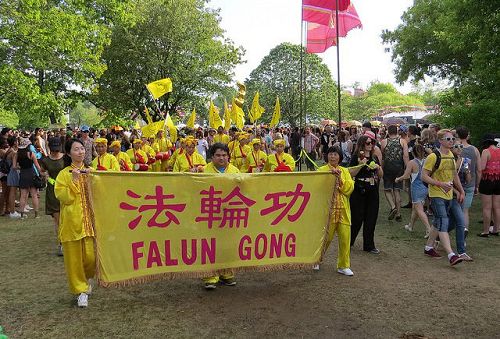 二零一五年六月十三日，多伦多法轮功学员应邀参加了Bestival音乐艺术节活动，受到主办方和观众的好评。