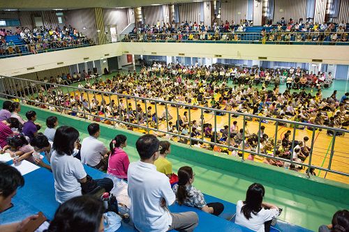 图：法轮功学员于二零一五年六月六日在高雄市凤新高中举办“全台景点讲真相交流会”