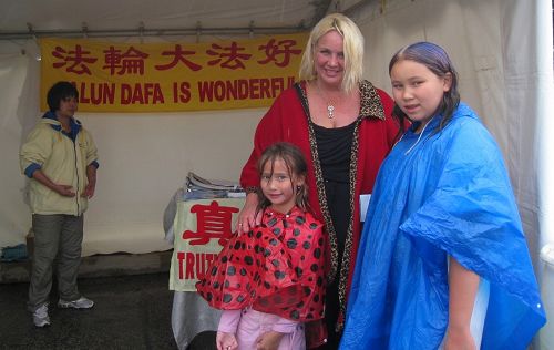 密西沙加居民Paris Cadeau女士和两个女儿