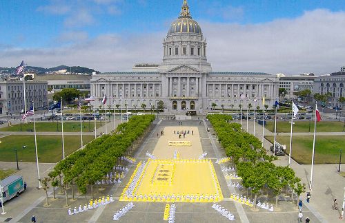 四百多名法轮功学员在旧金山市府前排字炼功