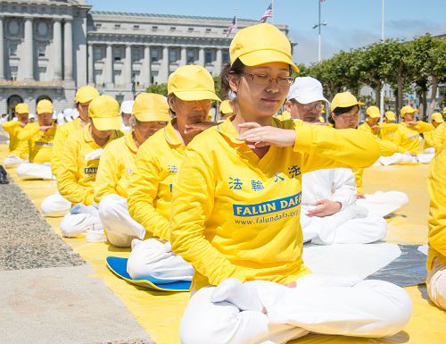 法轮功学员在旧金山市府前炼功