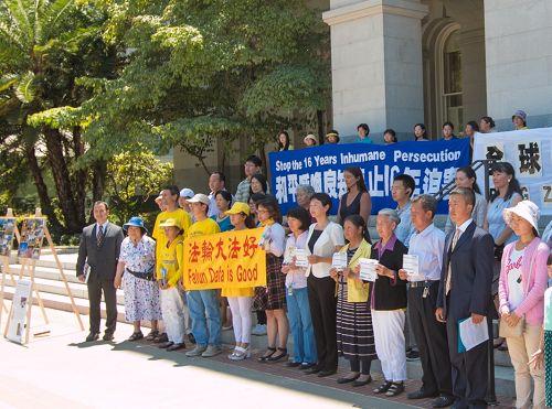 法轮功学员举行诉江集会