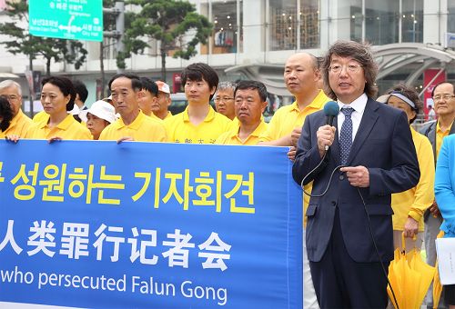 图4：韩国国立釜山大学哲学系教授、亚洲哲学会会长崔佑源教授在集会中发表演讲。