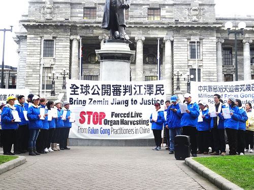 图：法轮功学员在惠灵顿国会大厦前集会，揭露中共的迫害