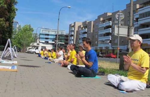 图1：二零一五年七月十九日，波兰法轮功学员在华沙中使馆门前静坐，抗议中共对法轮功十六年来的非法迫害。