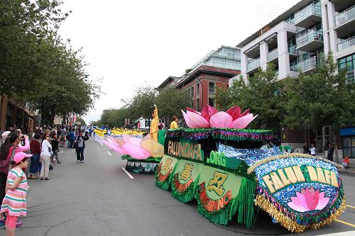 市民赞叹“真善忍”花车散发祥和能量