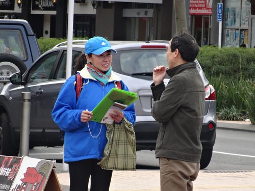 与法轮功学员清心女士交谈后，胡先生退出中共团队组织