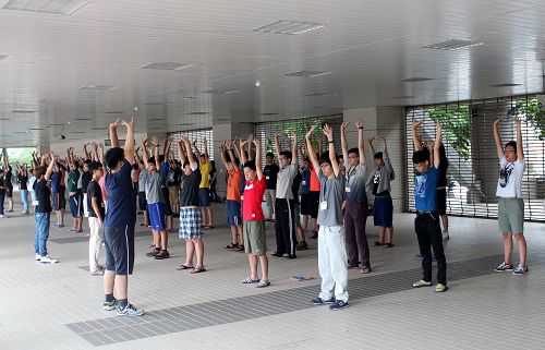 图2-4：青年学子们清晨集体炼功