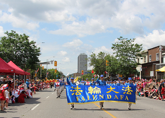 加拿大国庆游行 华人喜见法轮功