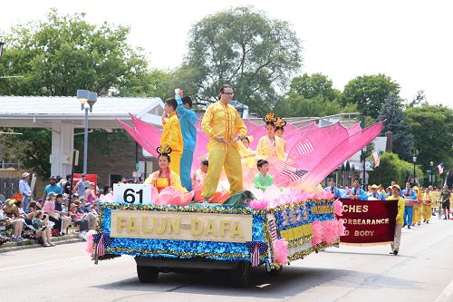 图3：法轮功学员制作的莲花花车