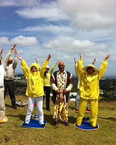 二零一三年，Amato 酋长看望属地奥克兰著名地标景点Mt Eden 山上讲真相的法轮功学员