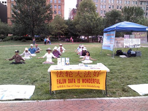 八月九日，部分费城法轮功学员在自由钟景点集体炼功，其中有八十一岁老人张女士（前排左一），也有年仅八岁的女童恩泽（前排右一）。