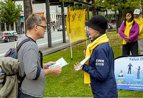 法轮功学员向人们讲述中共迫害详情