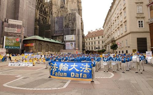 游行队伍从史坦芬广场出发