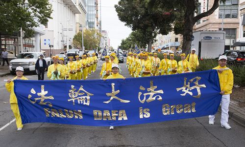 图1-15：二零一六年十月二十五日，数百法轮功学员举办游行，从日本城出发，途径中领馆，最后抵达市政广场，展示法轮功的美好，呼吁制止迫害。