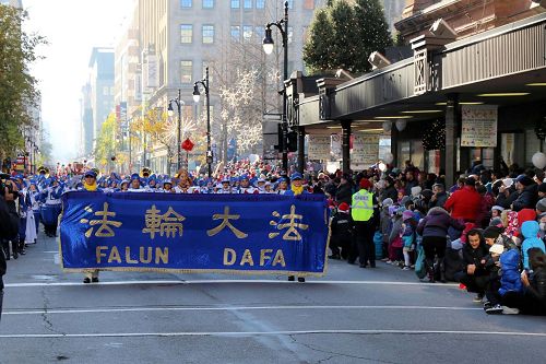 法轮大法天国乐团是游行队伍中规模最大的方阵