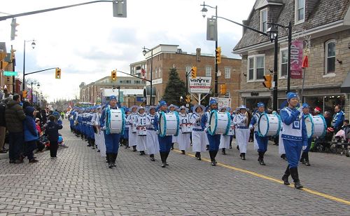 '图1～6：多伦多天国乐团11月26日（星期六）应邀参加了多伦多北边的Markham （万锦市）11点的圣诞大游行。给华人比例占总人口30%的万锦市带来了节日的问候。'