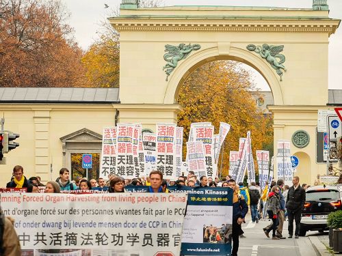 图2-9：二零一六年十一月五日，穿行在慕尼黑大街上的法轮功游行队伍