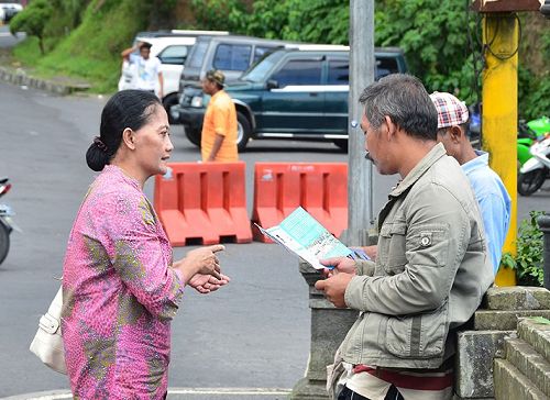 学员们讲清真相并散发法轮大法真相传单